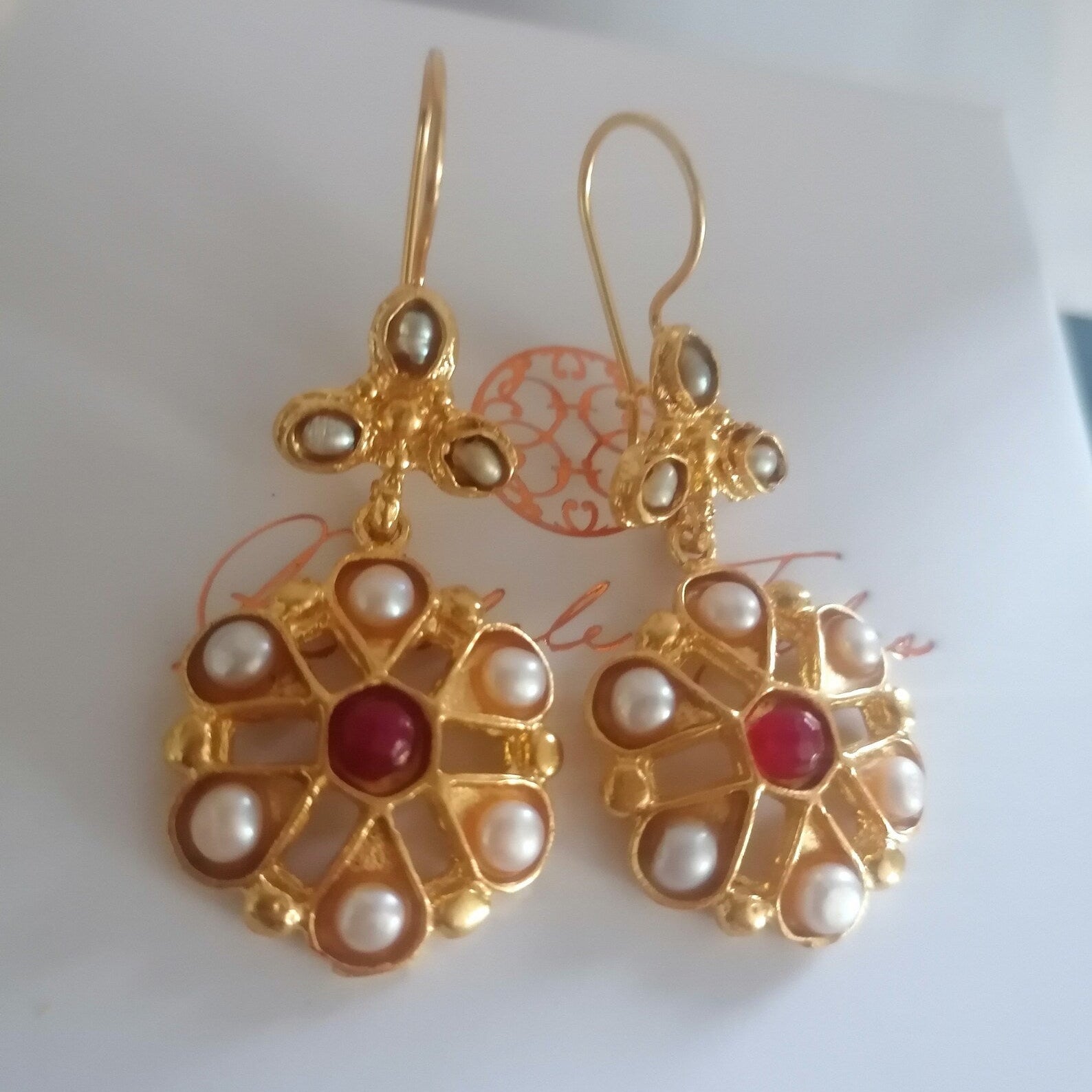 Orecchini stile antico in oro opaco su bronzo con perle naturali e diaspri rossi