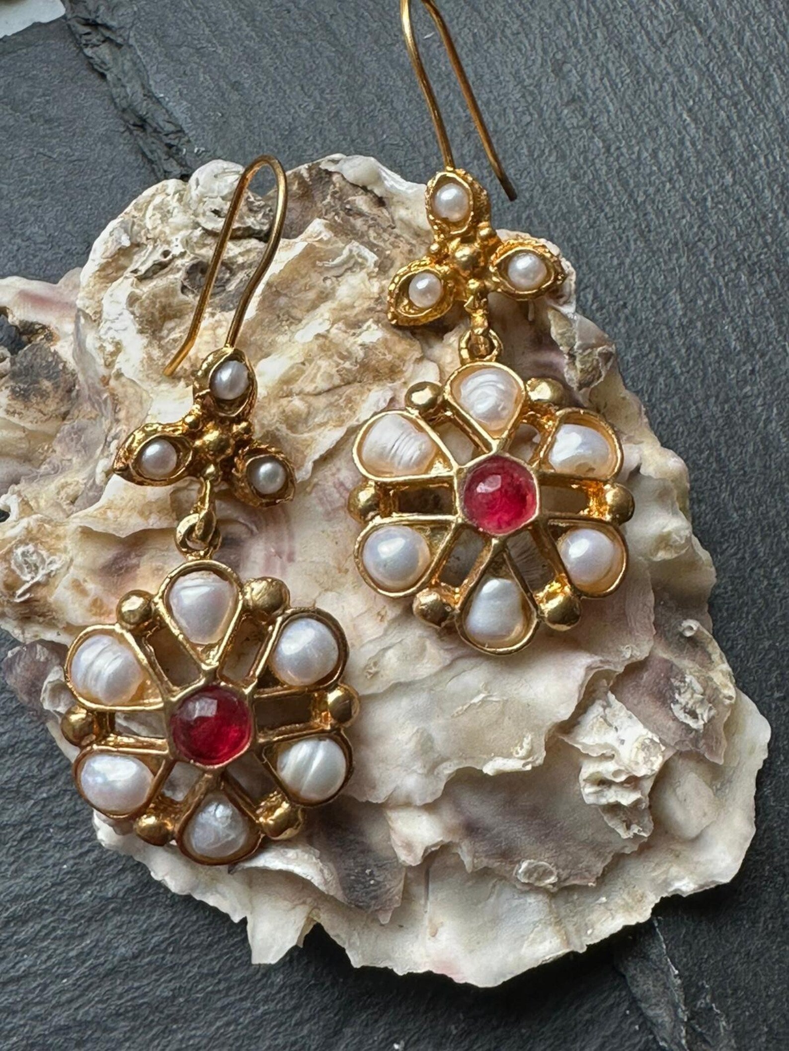 Orecchini stile antico in oro opaco su bronzo con perle naturali e diaspri rossi