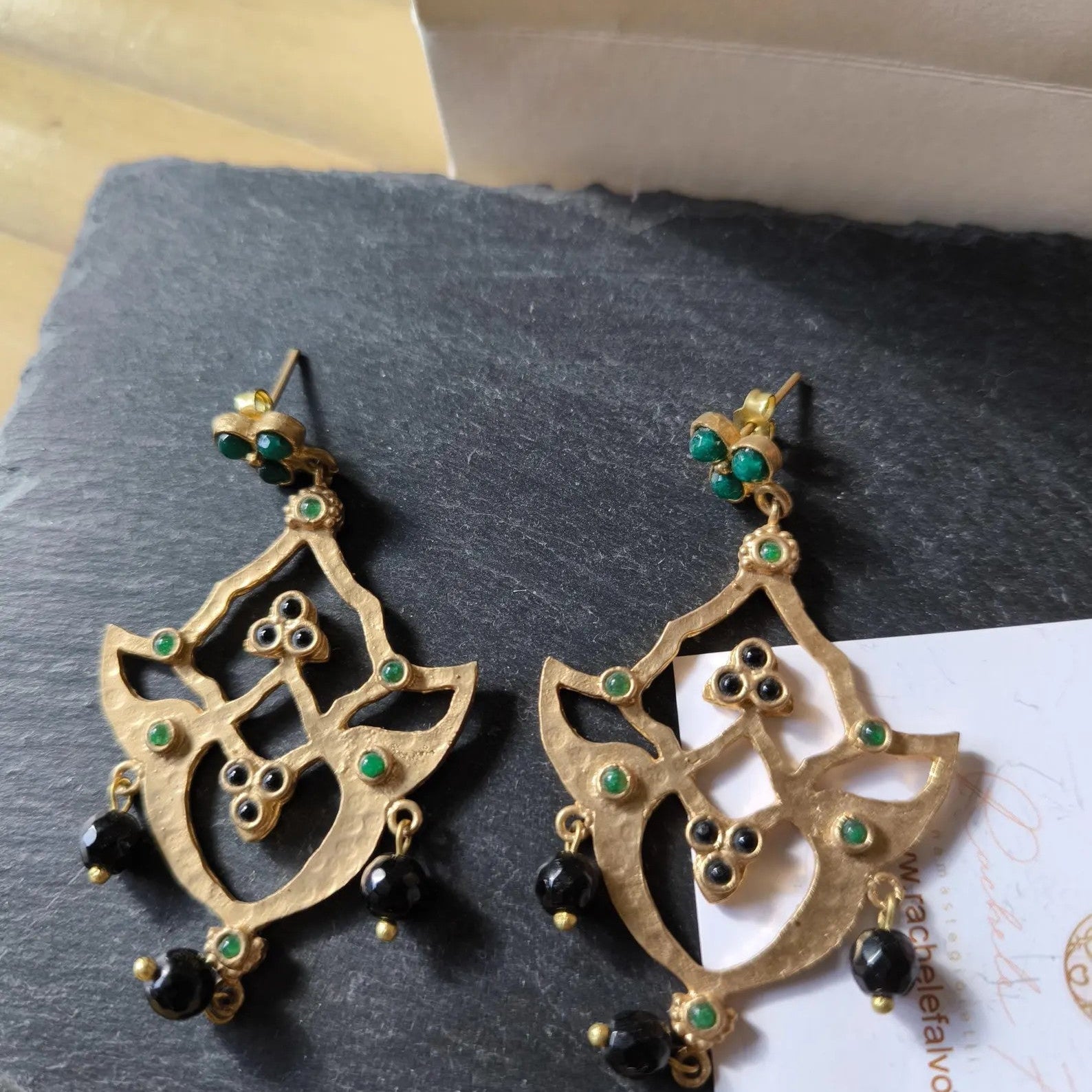 Orecchini stile etrusco in oro su bronzo con giade verdi e onici neri
