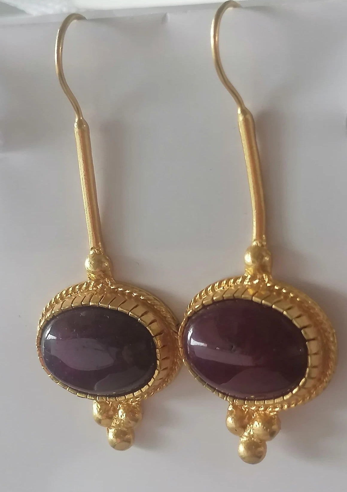 Orecchini stile etrusco in oro opaco su bronzo con diaspri rosso scuro naturali