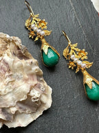 Orecchini stile etrusco in oro opaco su bronzo con giade verdi e perle bianche naturali
