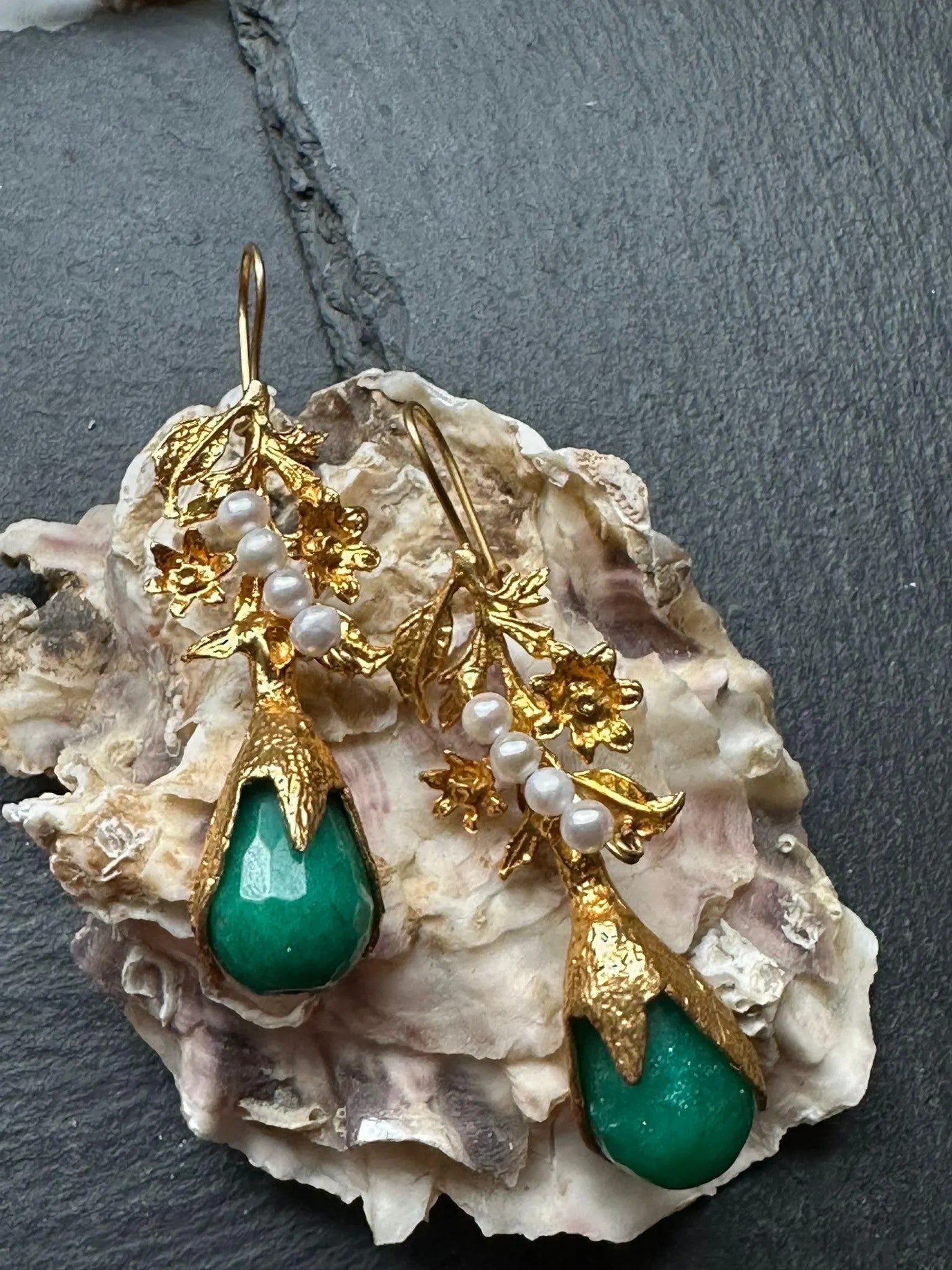 Orecchini stile etrusco in oro opaco su bronzo con giade verdi e perle bianche naturali