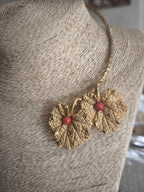 Parure collana e orecchini oro su bronzo con foglie di edera, coralli rossi e ametiste naturali