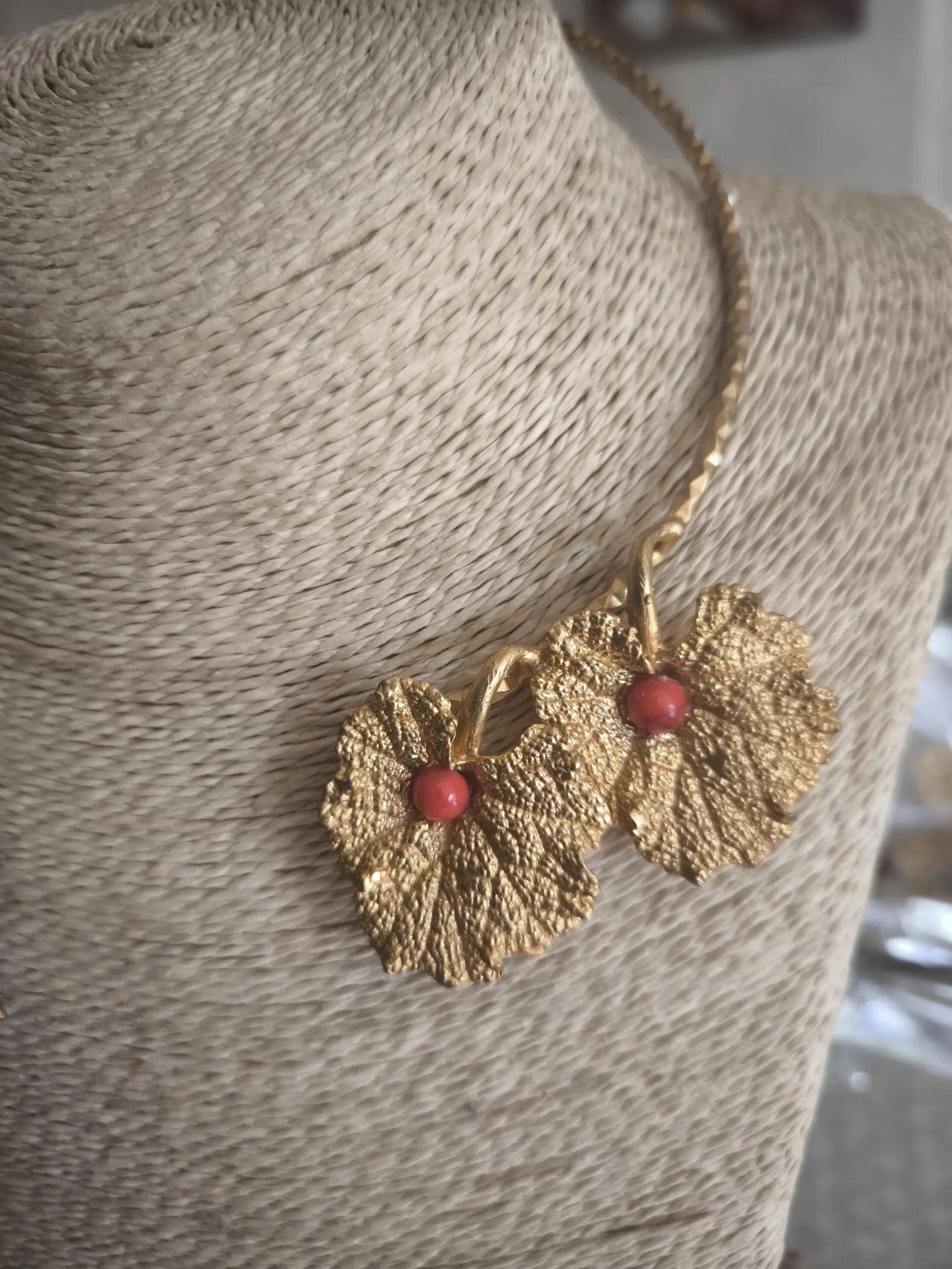 Parure collana e orecchini oro su bronzo con foglie di edera, coralli rossi e ametiste naturali