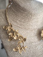 Parure collana e orecchini oro su bronzo con foglie di edera, coralli rossi e ametiste naturali