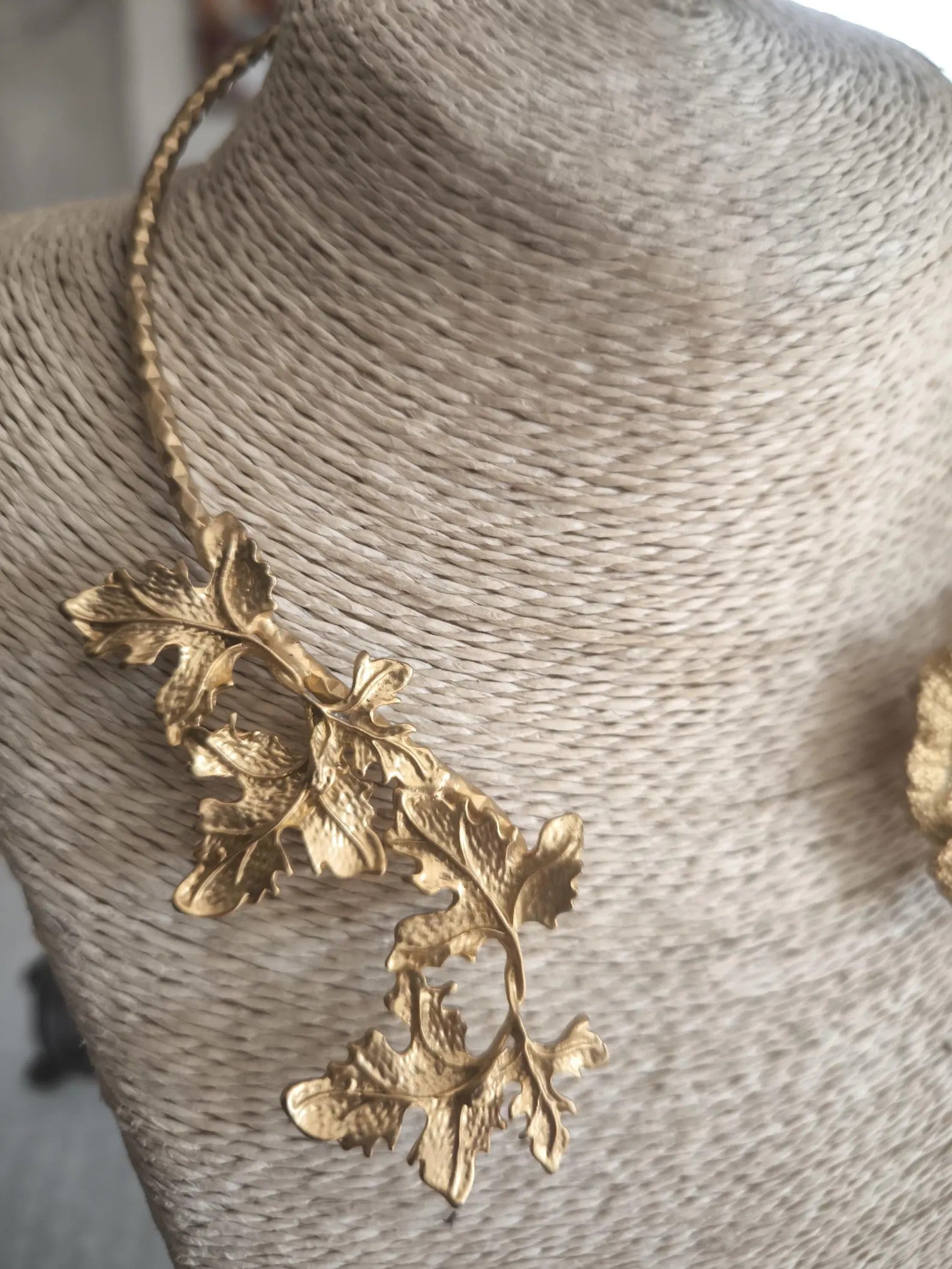 Parure collana e orecchini oro su bronzo con foglie di edera, coralli rossi e ametiste naturali
