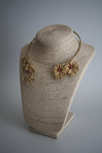 Parure collana e orecchini oro su bronzo con foglie di edera, coralli rossi e ametiste naturali