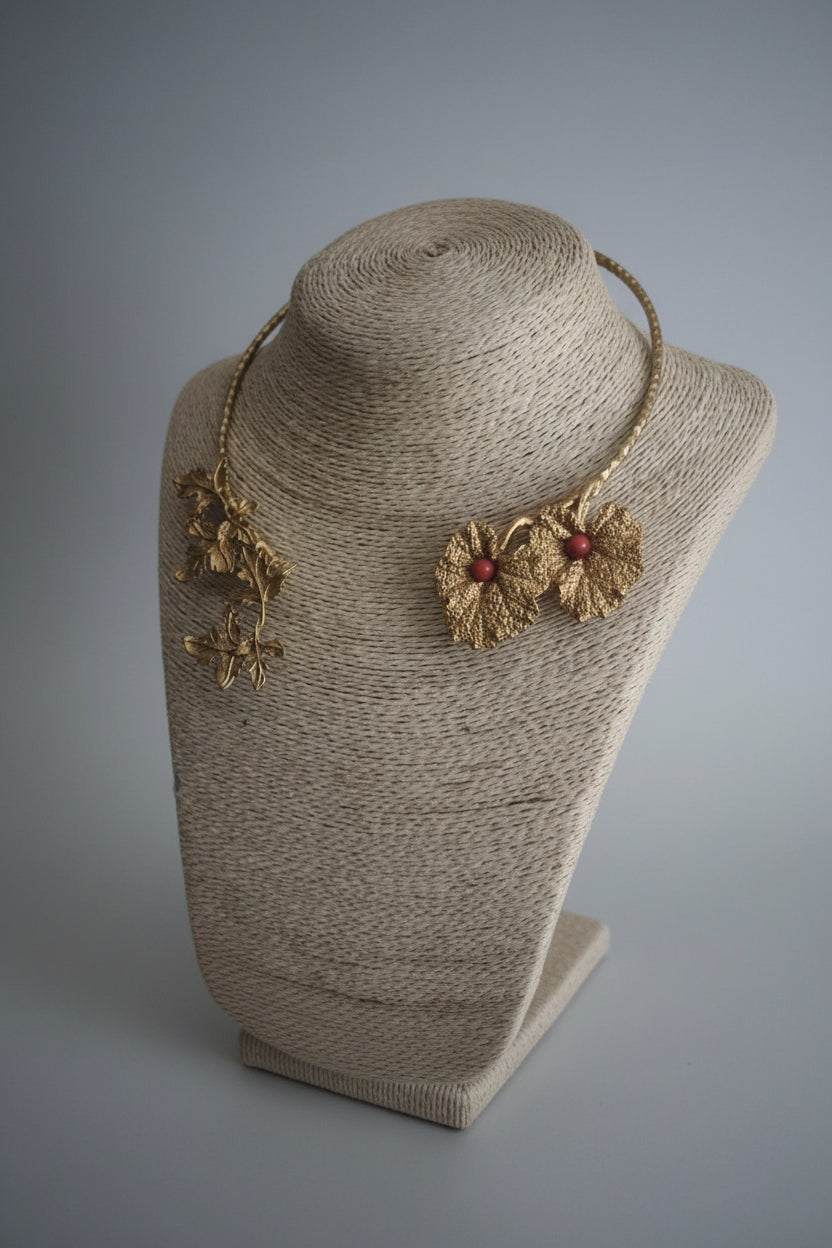 Parure collana e orecchini oro su bronzo con foglie di edera, coralli rossi e ametiste naturali