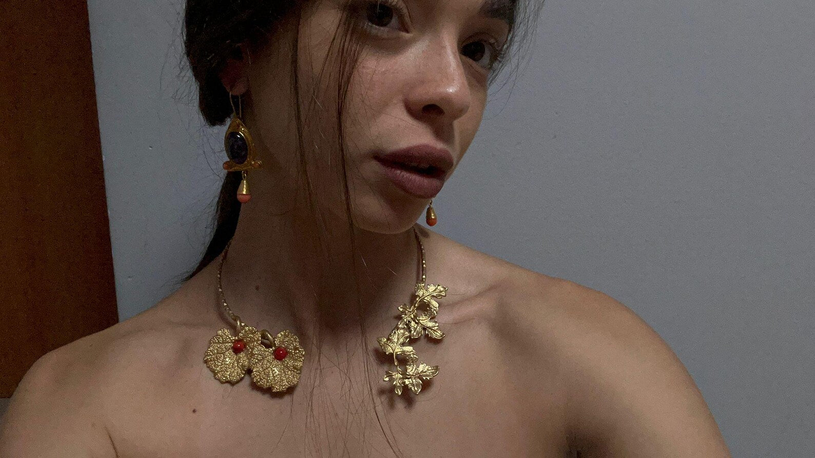 Parure collana e orecchini oro su bronzo con foglie di edera, coralli rossi e ametiste naturali