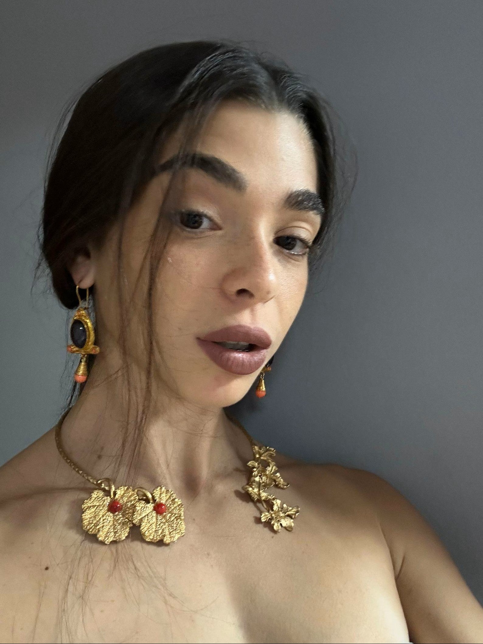 Parure collana e orecchini oro su bronzo con foglie di edera, coralli rossi e ametiste naturali
