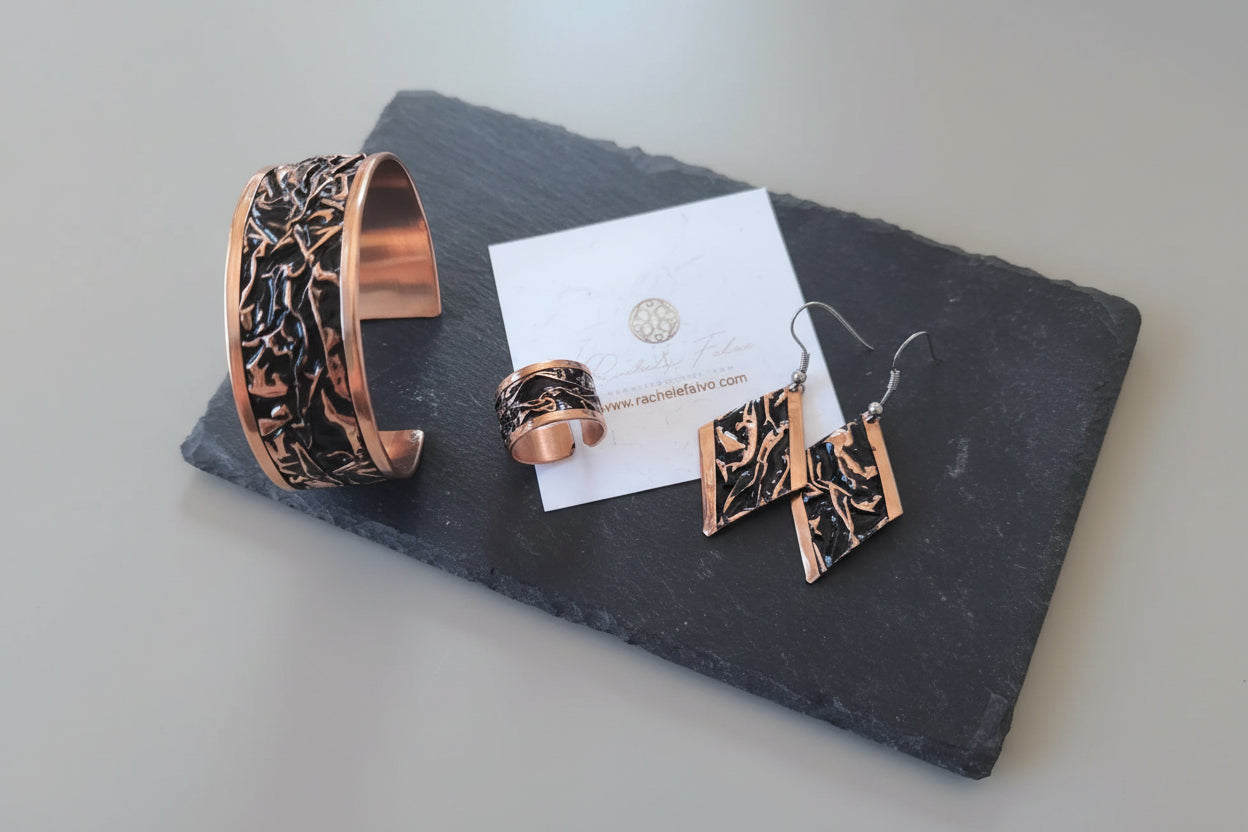 Parure artigianale in rame nero perlato con tecnica a sbalzo composta da bracciale e anello regolabili e orecchini pendenti