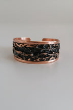 Parure artigianale in rame nero perlato con tecnica a sbalzo composta da bracciale e anello regolabili e orecchini pendenti