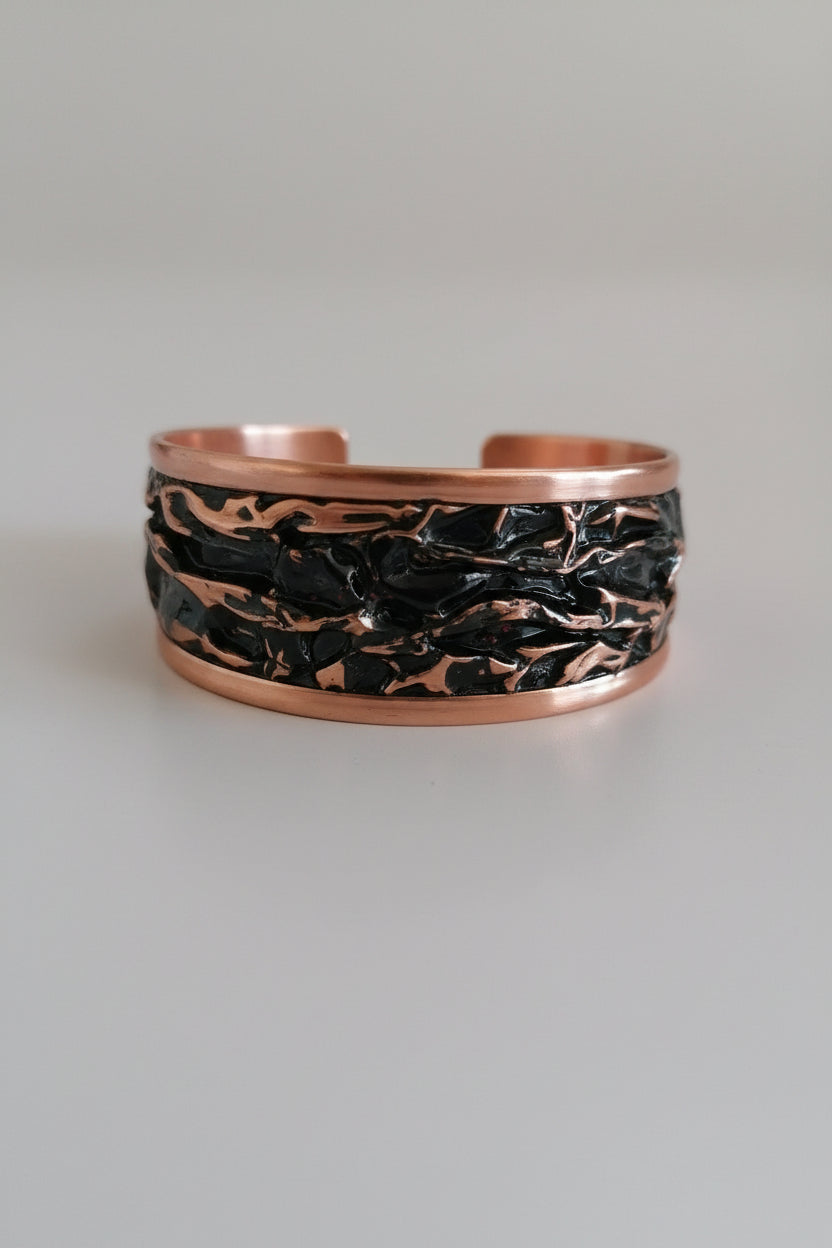 Parure artigianale in rame nero perlato con tecnica a sbalzo composta da bracciale e anello regolabili e orecchini pendenti
