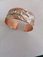 Parure artigianale in rame con smalto bianco perla, composta da bracciale rigido regolabile, anello regolabile e orecchini pendenti