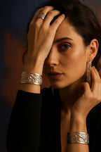 Parure artigianale in rame con smalto bianco perla, composta da bracciale rigido regolabile, anello regolabile e orecchini pendenti