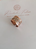 Parure artigianale in rame con smalto bianco perla, composta da bracciale rigido regolabile, anello regolabile e orecchini pendenti