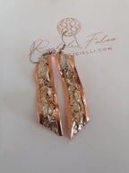 Parure artigianale in rame con smalto bianco perla, composta da bracciale rigido regolabile, anello regolabile e orecchini pendenti