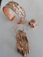 Parure artigianale in rame con smalto bianco perla, composta da bracciale rigido regolabile, anello regolabile e orecchini pendenti