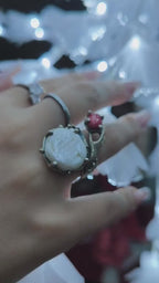 Anello in argento 925 con mano che stringe corallo bambù rosso e perla barocca