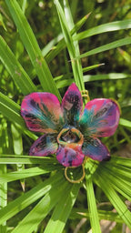 “Collana con orchidea Dendrobium metallic colors inglobata in resina”