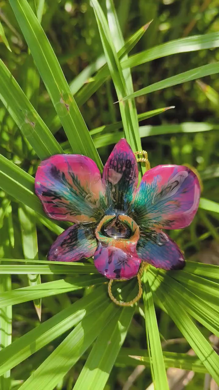“Collana con orchidea Dendrobium metallic colors inglobata in resina”