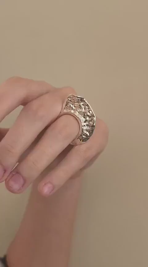 anello artigianale argento puro e resina design moderno
