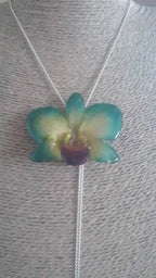 Collana con orchidea verde e gialla con bocca viola in resina e saliscendi in argento galvanizzato