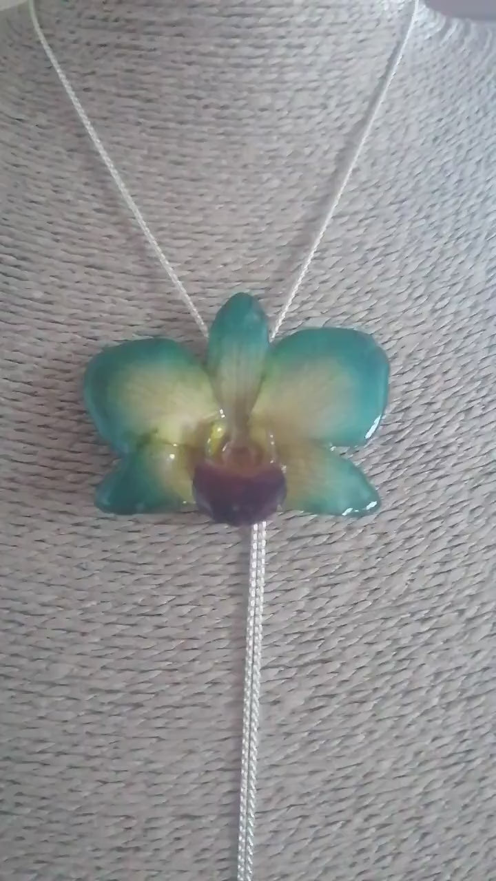 Collana con orchidea verde e gialla con bocca viola in resina e saliscendi in argento galvanizzato