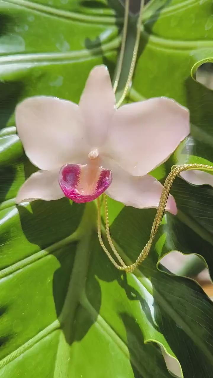 Collana con orchidea bianca naturale in resina con saliscendi oro simbolo purezza