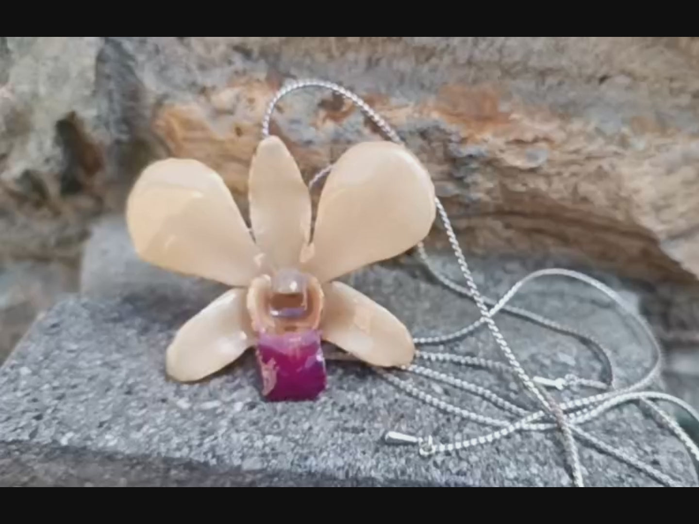 Collana artigianale con fiore vero, idea regalo raffinata per lei