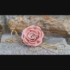 Pendentif en résine orné de véritables roses – Fait main, finition argent ou or 24 carats, avec bracelet ajustable