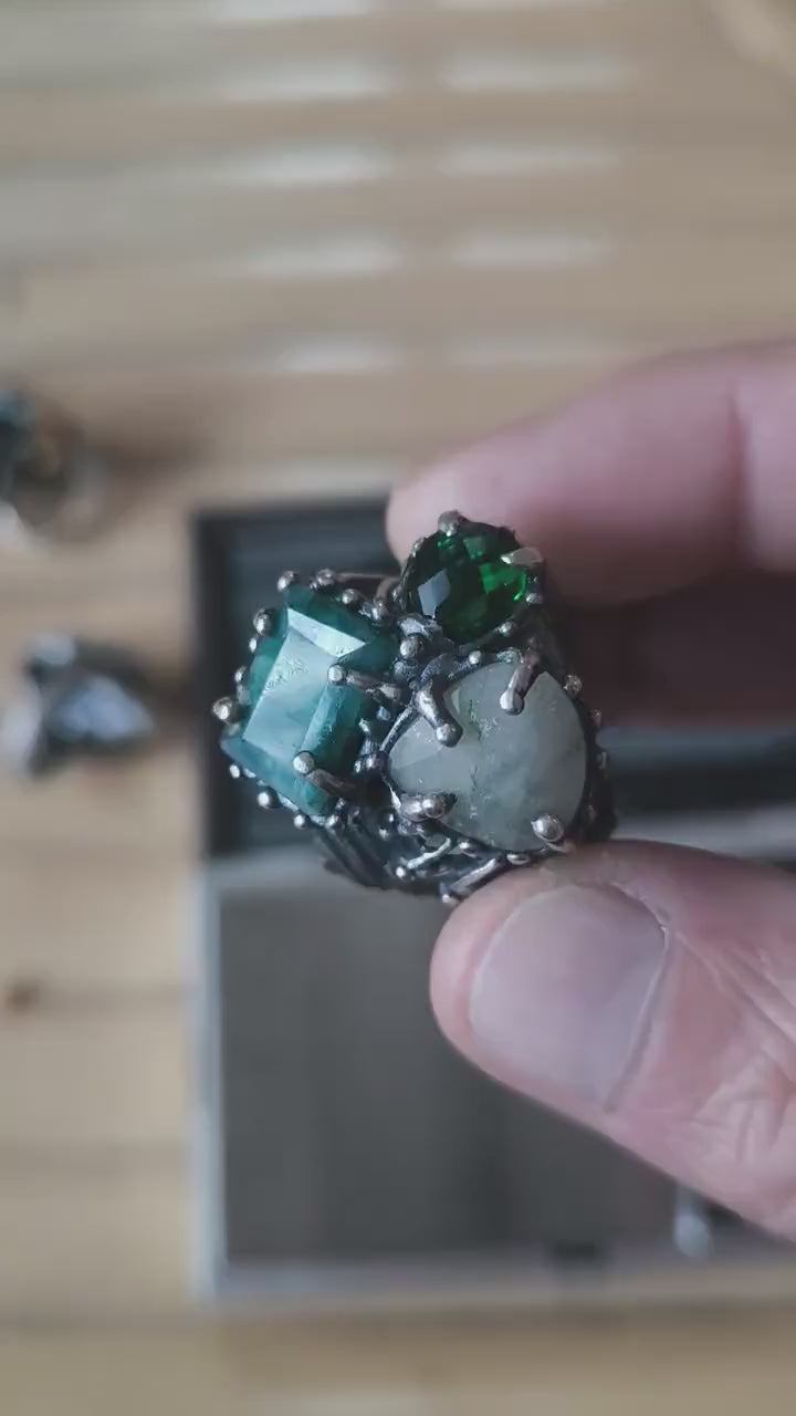 Anello in argento brunito con tormalina verde, giada grezza rettangolare e quarzite bianca sfaccettata