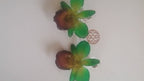 Orecchini con piccole orchidee naturali verdi con bocca viola in resina e ganci in argento