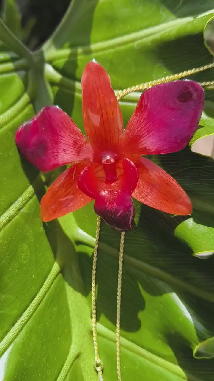 Collana con orchidea arancione e rosso porpora in resina, gioiello floreale artigianale luminoso