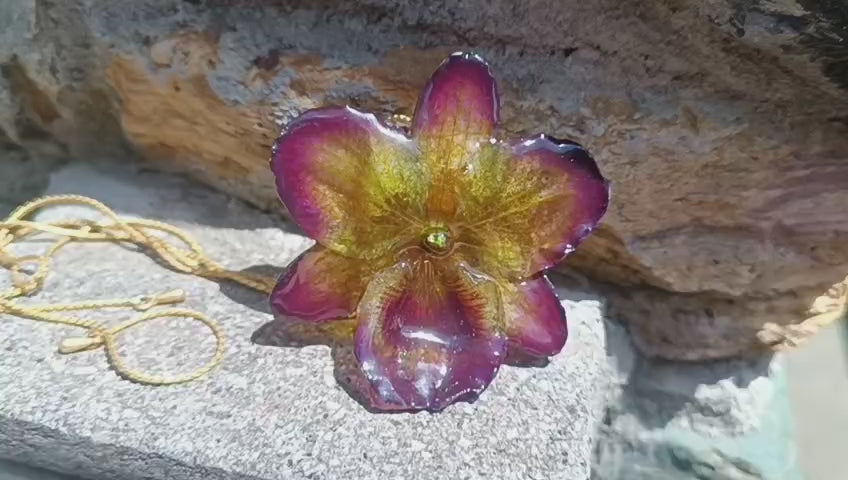 collana orchidea lucky viola riflessi verde chiaro verde scuro resina saliscendi oro