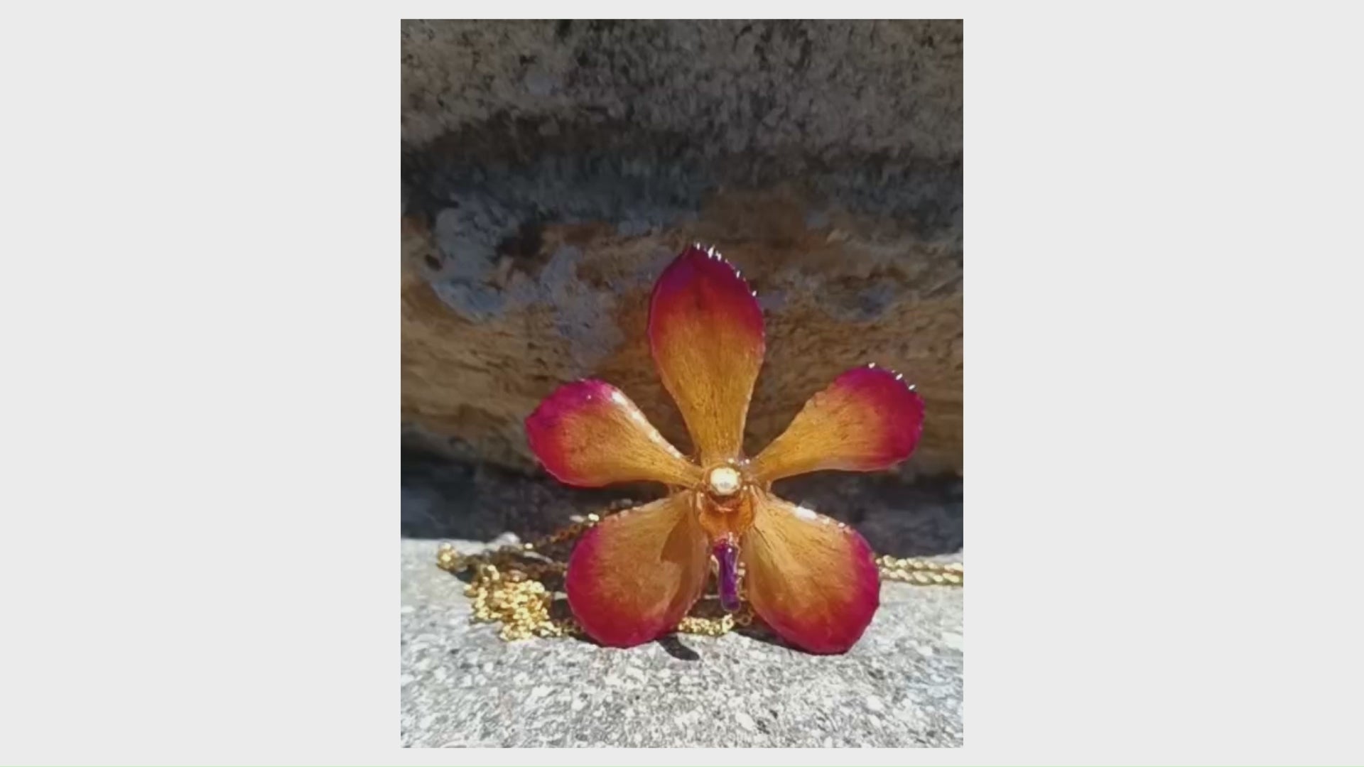 collana orchidea vanda arancio marrone resina catenina oro galvanico elegante