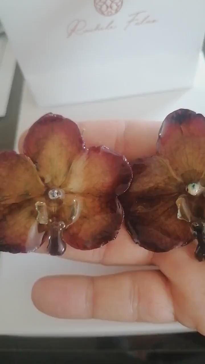 Orecchini con orchidea Vanda viola naturale inglobata in resina con ganci anallergici
