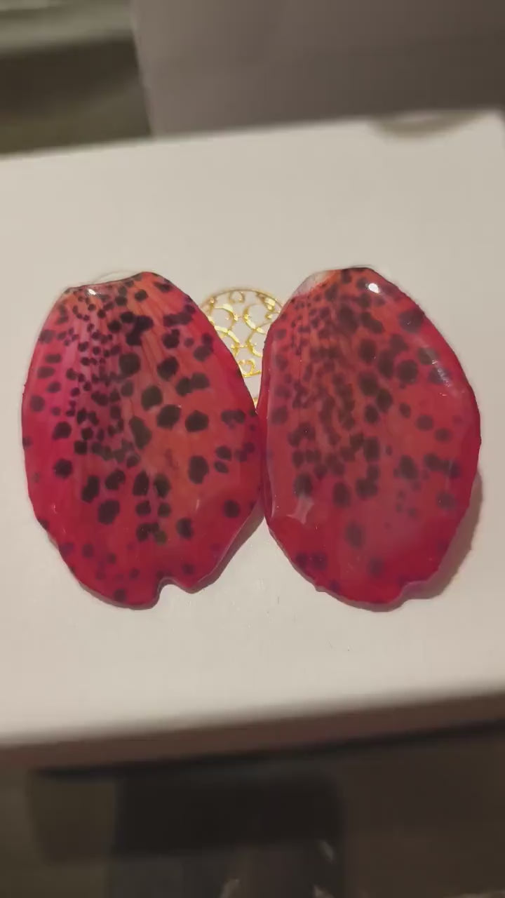 “Orecchini donna eleganti con petali naturali rossi/amaranto inclusi in resina trasparente”