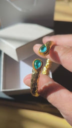 Bracciale etrusco a molla in bronzo con oro opaco e topazi azzurri naturali