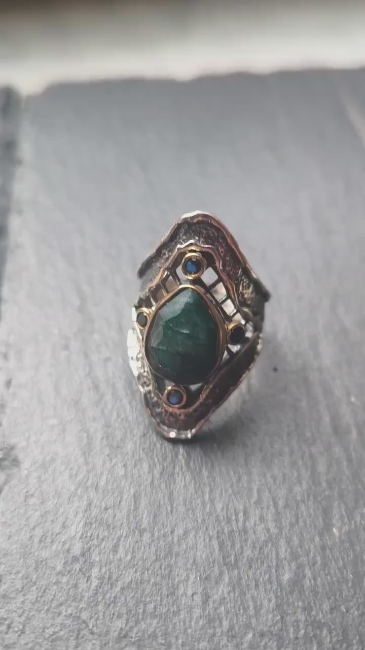 Anello artigianale in argento stile organico con giada grezza e topazi blu