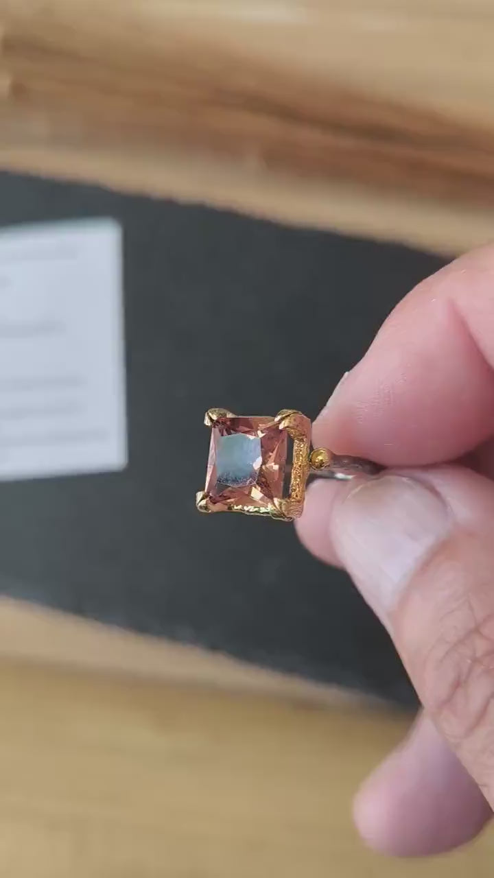 Anello regolabile in argento brunito con diaspore cangiante 6 carati e ricami in oro