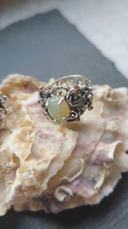 Anello artigianale in argento 925 con opale bianco o diaspro rosso taglio cabochon