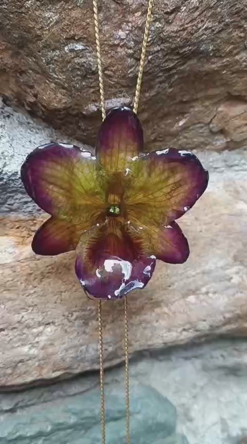 collana orchidea lucky viola riflessi verde chiaro verde scuro resina saliscendi oro