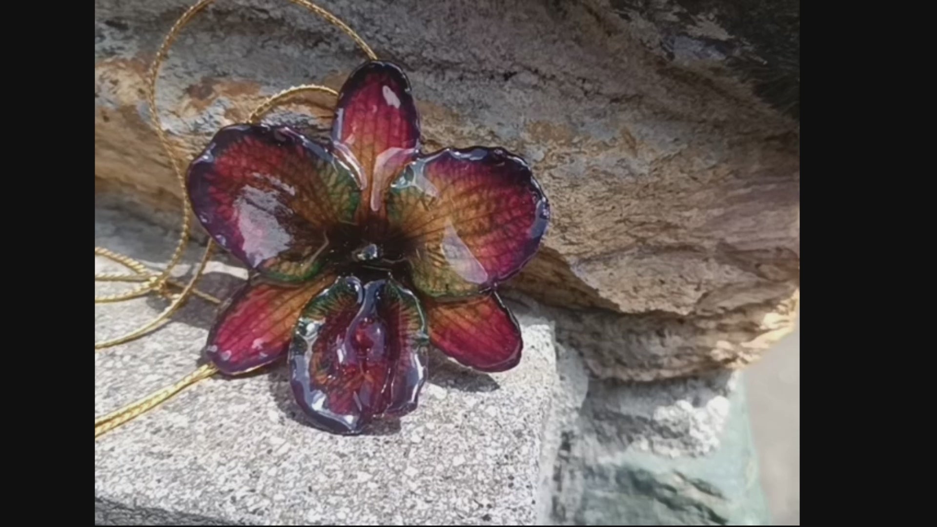 collana orchidea lucky viola riflessi verde chiaro verde scuro resina saliscendi oro