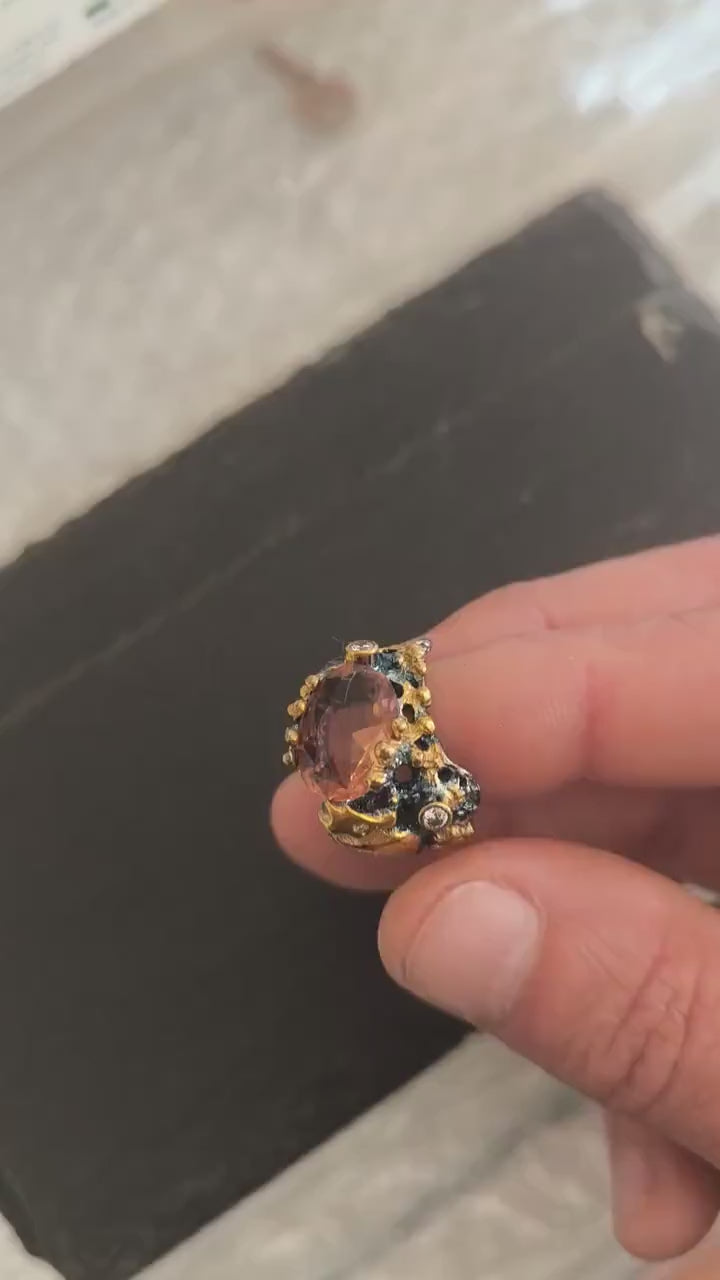 Anello cavalluccio marino in argento con ricami in oro e diaspora Csarite cambia colore con topazi bianchi
