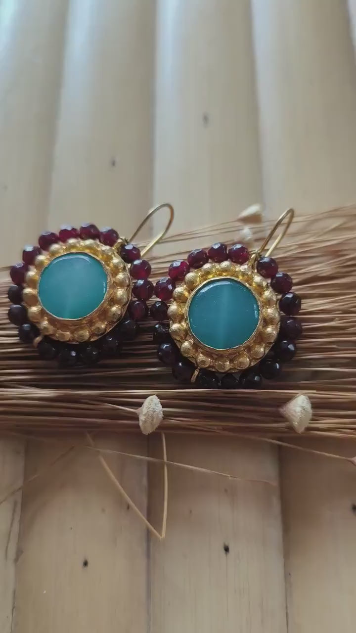 Orecchini stile antico in oro su bronzo con topazi azzurri sfaccettati e granatini rosso amaranto naturali
