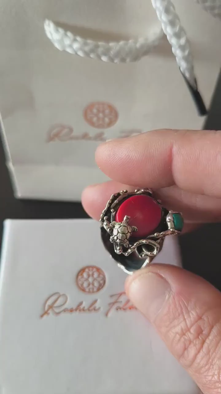 Anello artigianale in argento con corallo rosso, turchese blu e tartaruga scolpita, gioiello ispirato al mare
