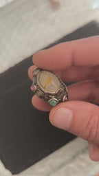 Anello artigianale in argento con quarzite grezza centrale e tormaline naturali rosa e verdi