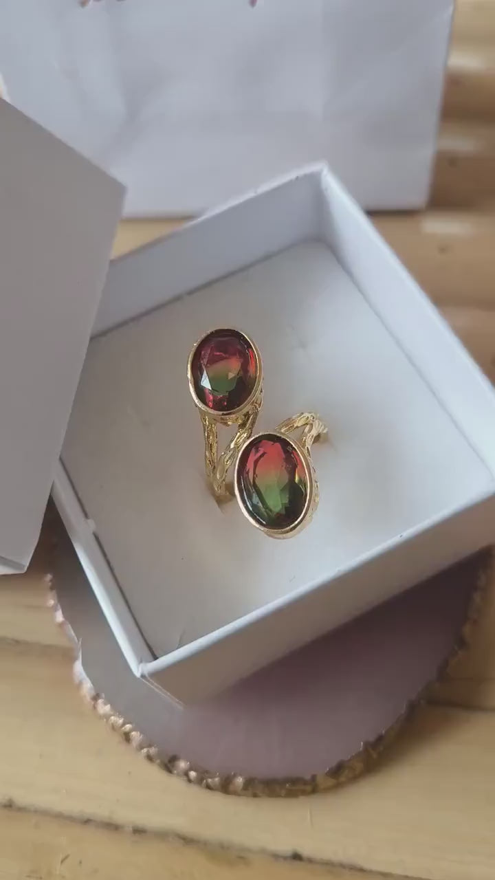 Anello regolabile in oro galvanizzato su bronzo con ametrine naturali verde e rosa