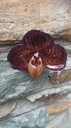 collana orchidea paphiopedilum viola in resina raradalle tonalità viola scuro e texture